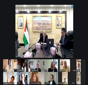 رئيس الوزراء محمد مصطفى خلال لقائه عبر تقنية الاتصال المرئي سفراء دولة فلسطين المعتمدين لدى دول أمريكا اللاتينية والكاريبي